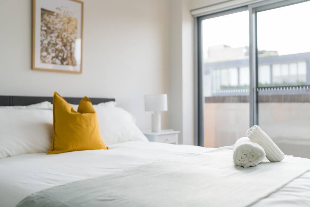 Spacious 3 bed apartment near airport with parking
