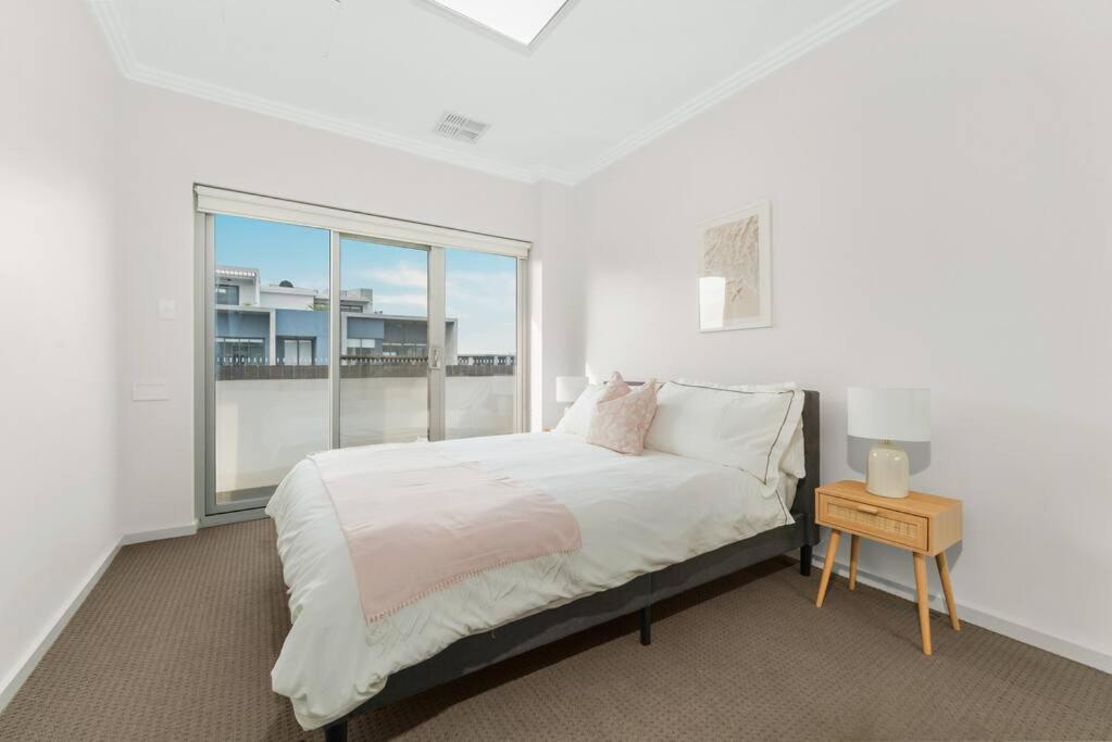 Spacious 3 bed apartment near airport with parking