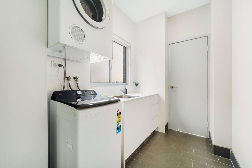 Spacious 3 bed apartment near airport with parking