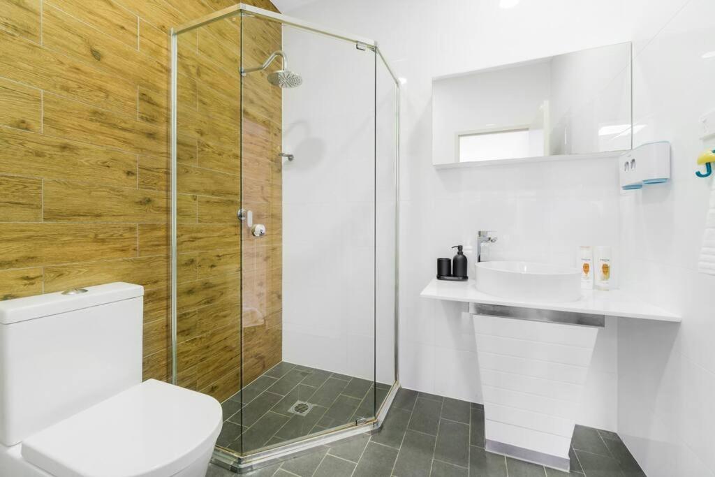Spacious 3 bed apartment near airport with parking