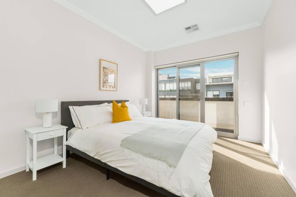 Spacious 3 bed apartment near airport with parking