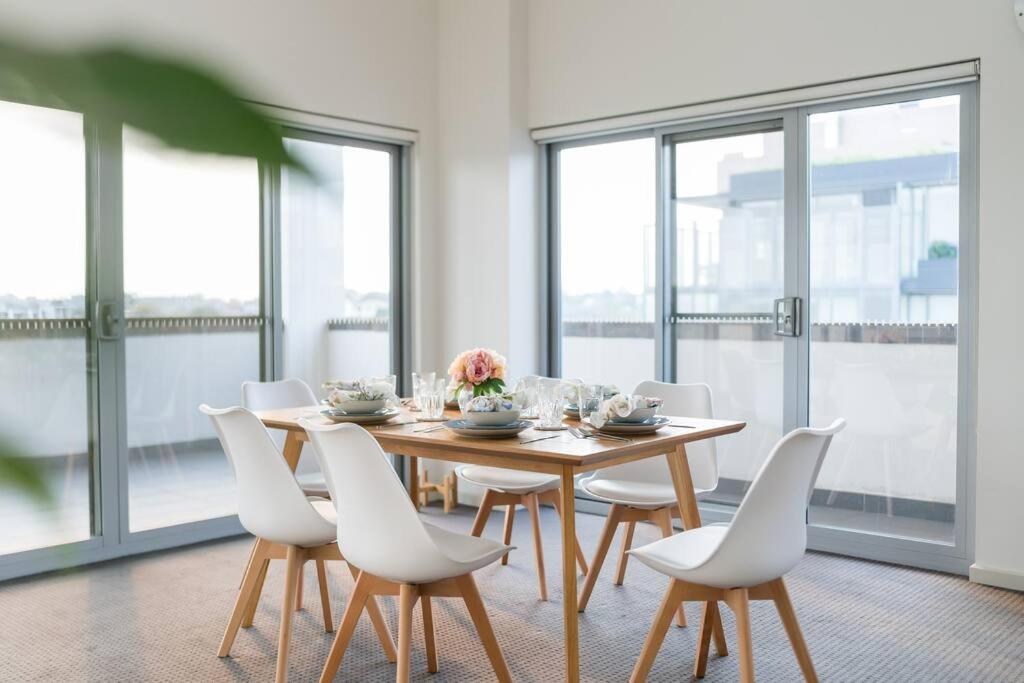 Spacious 3 bed apartment near airport with parking