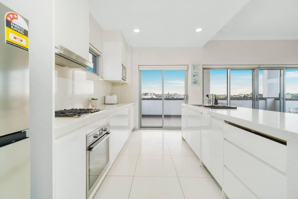 Spacious 3 bed apartment near airport with parking