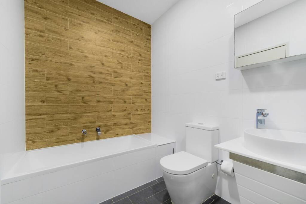 Spacious 3 bed apartment near airport with parking