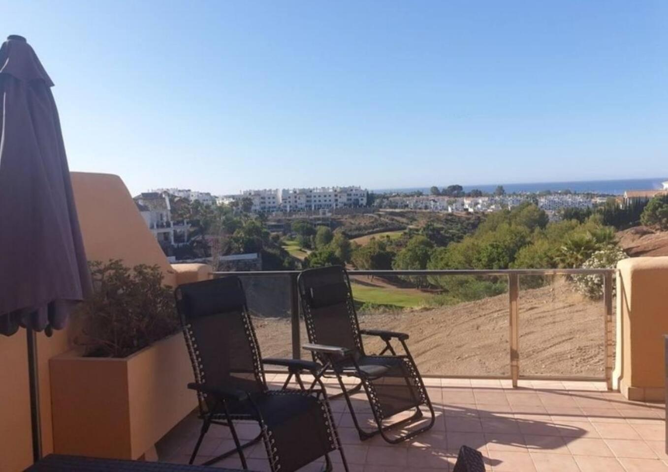 2 Bed Flat-Sleeps4-Pets-Pool-Parking-GolfClub