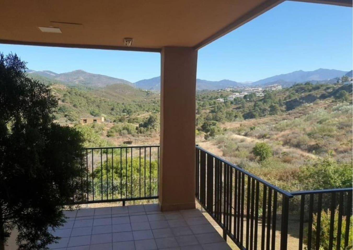 2 Bed Flat-Sleeps4-Pets-Pool-Parking-GolfClub