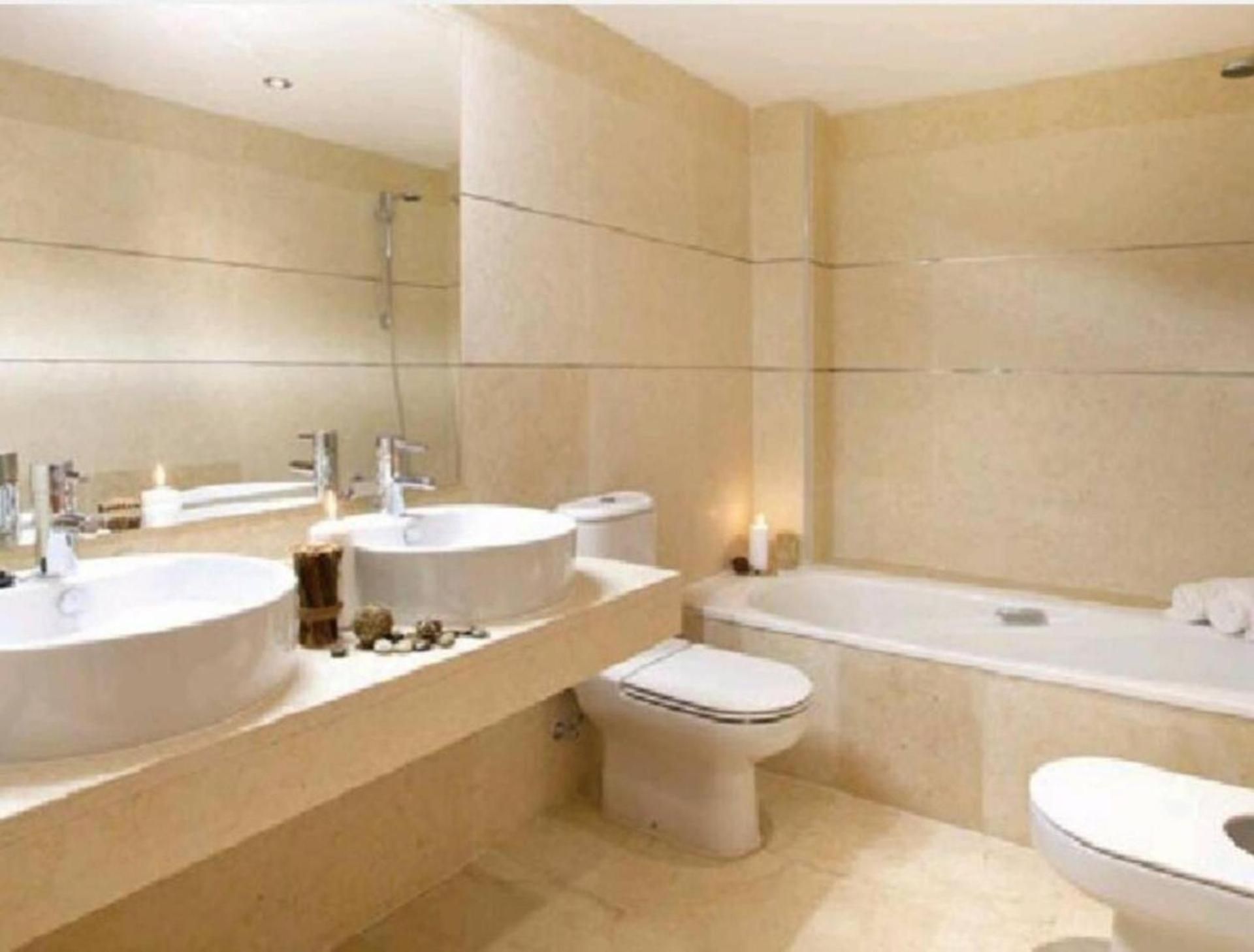 2 Bed Flat-Sleeps4-Pets-Pool-Parking-GolfClub