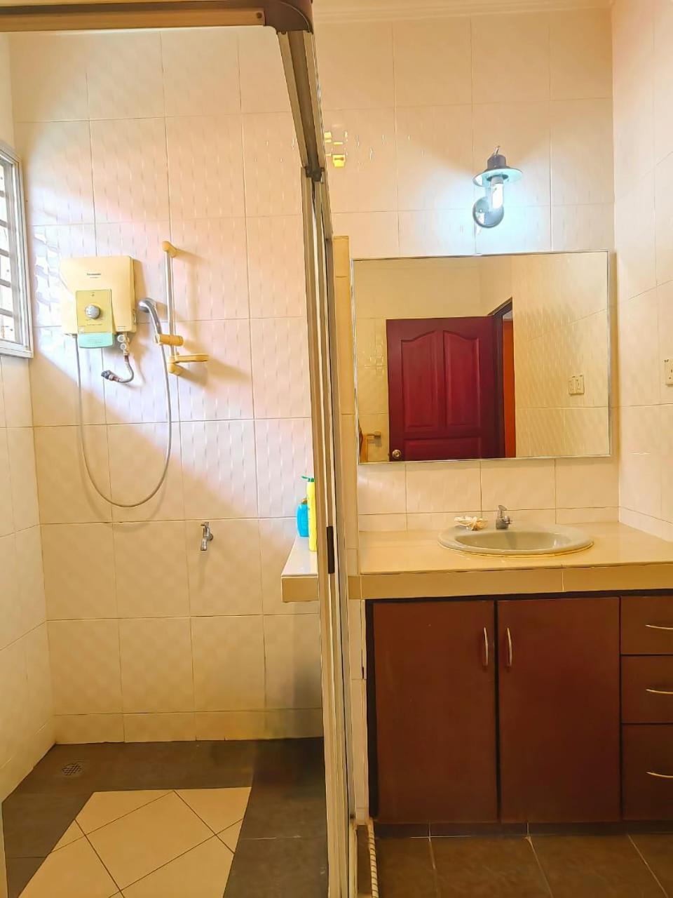 AaronL Homestay