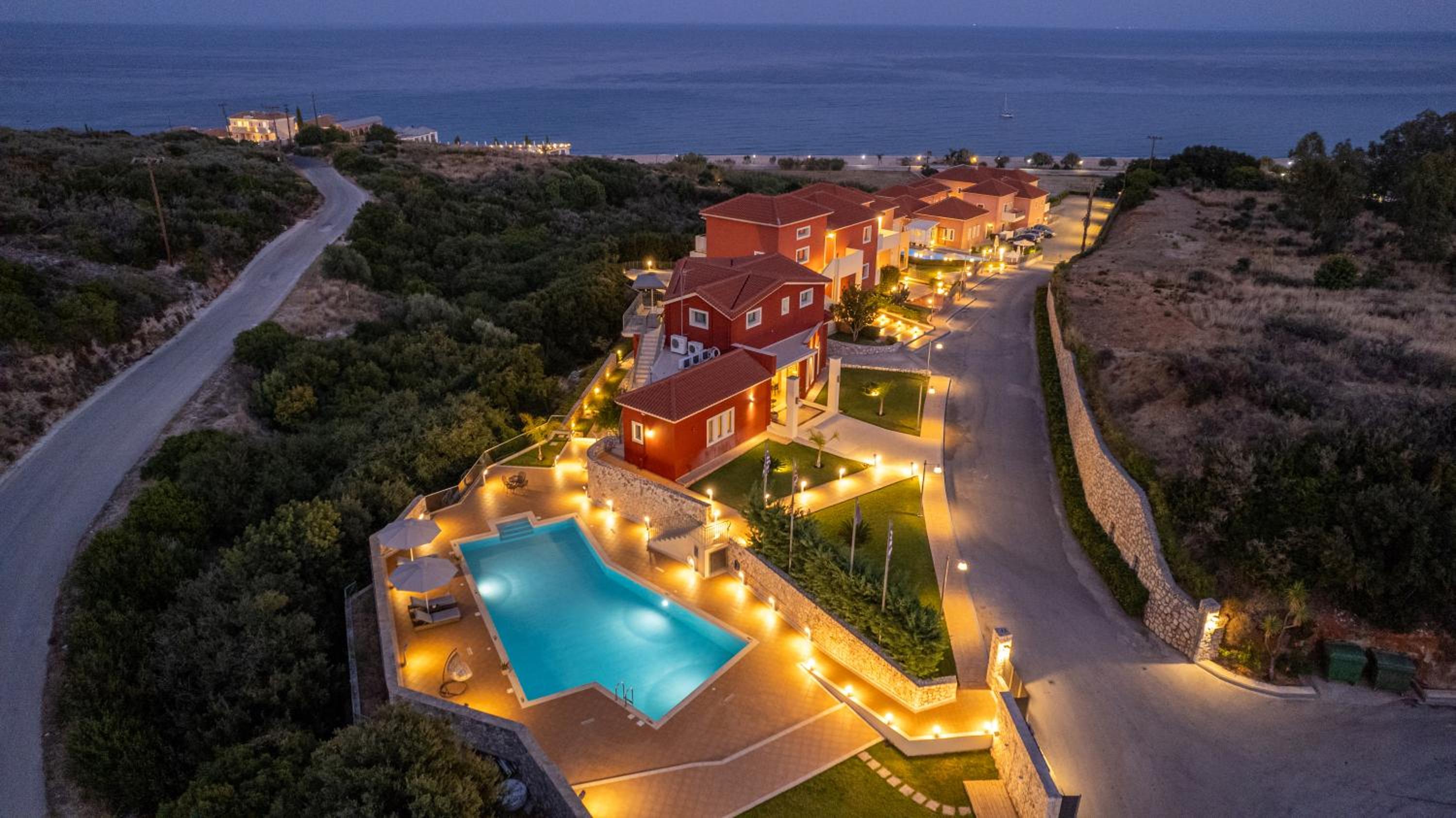 Pieno di Luce Skala loft with private 107m2 pool and breakfast view 3
