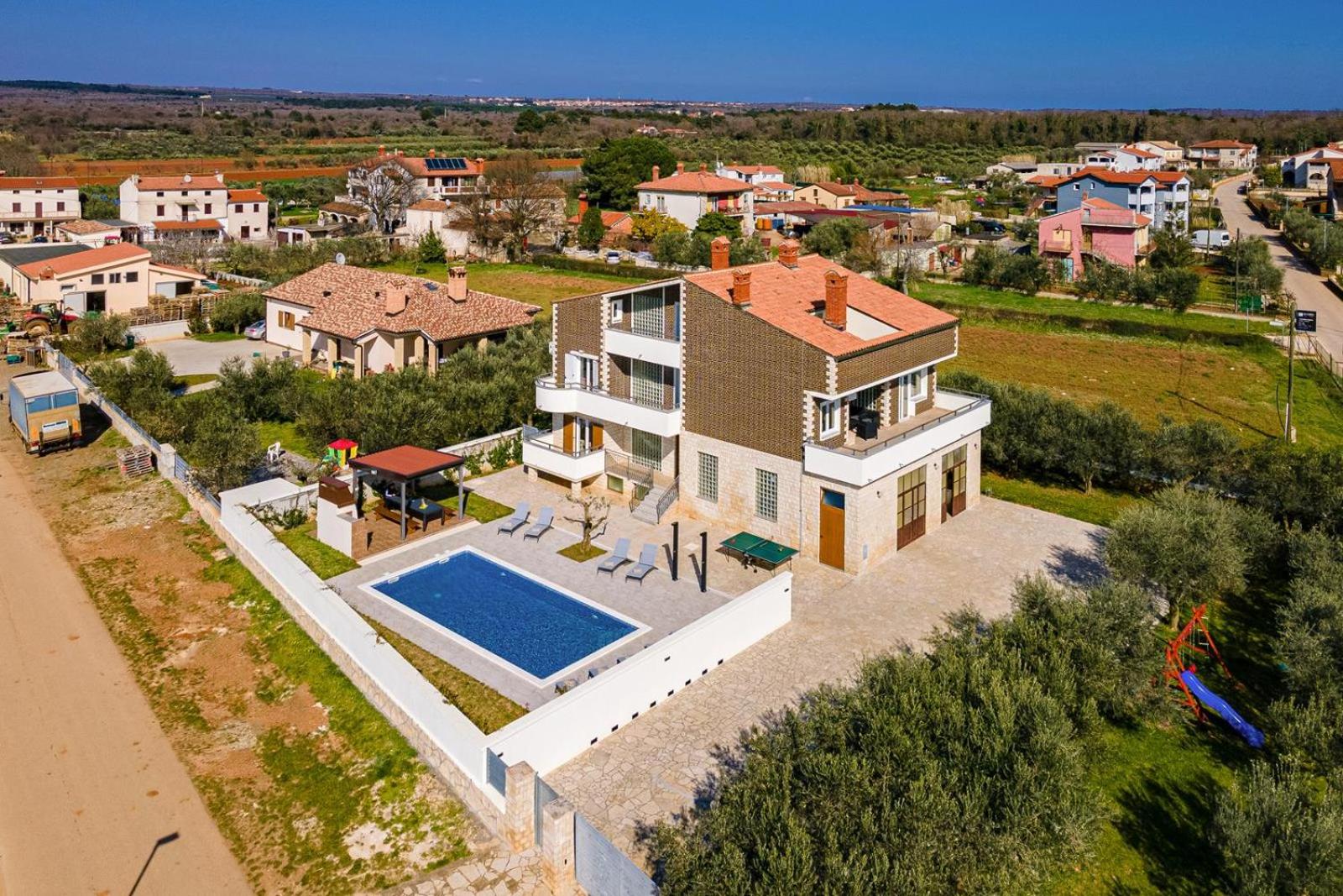 Beautiful 6 bedroom villa in Valbandon