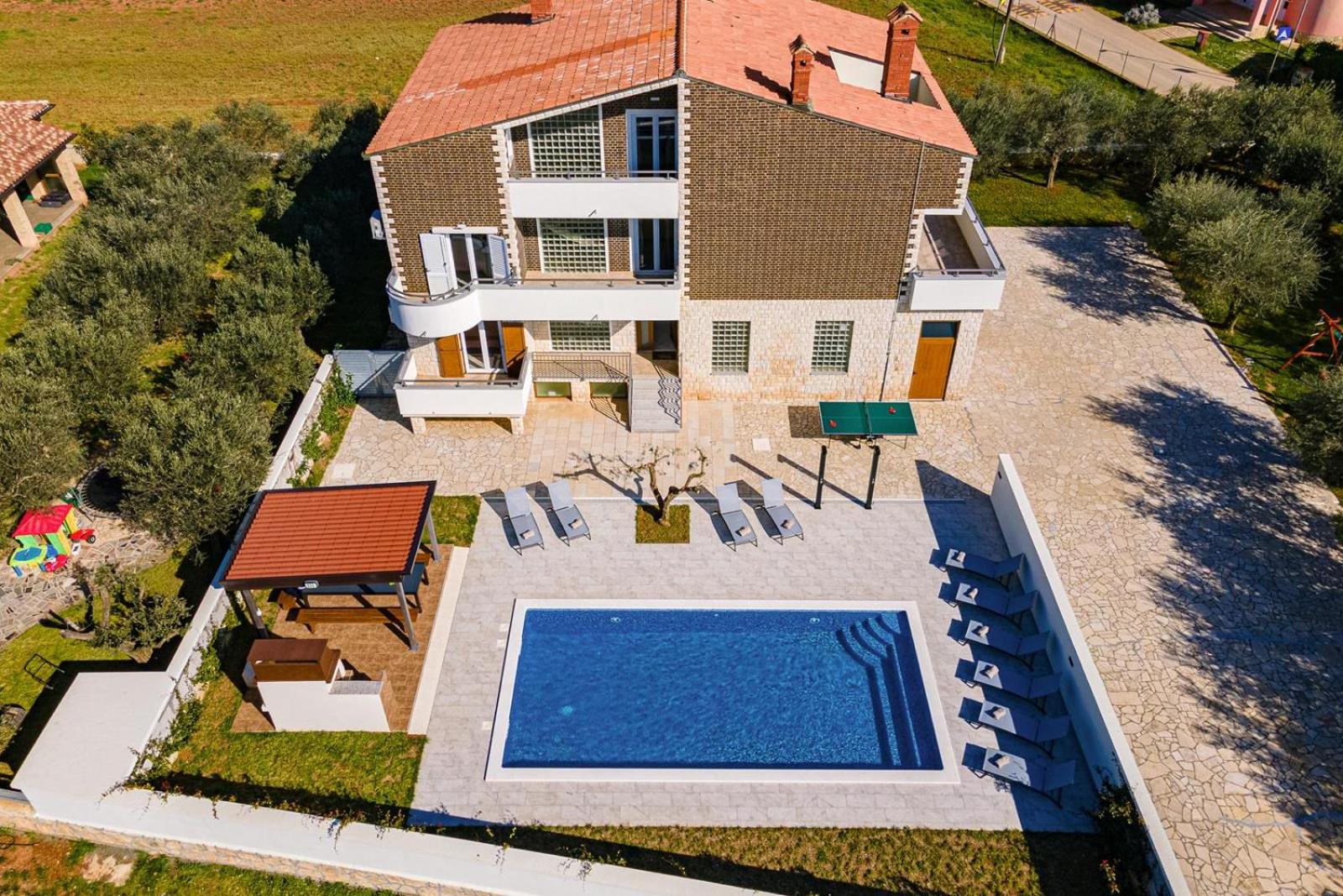 Beautiful 6 bedroom villa in Valbandon