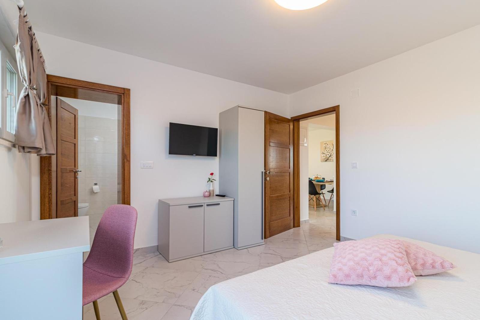 Beautiful 6 bedroom villa in Valbandon