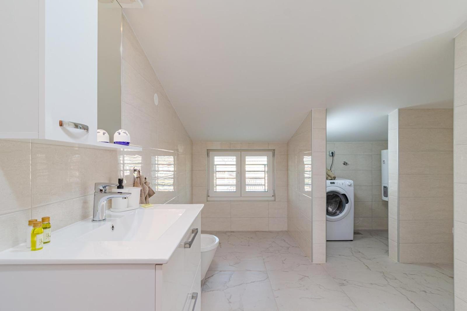 Beautiful 6 bedroom villa in Valbandon