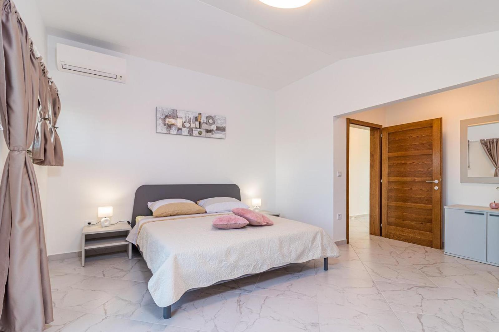 Beautiful 6 bedroom villa in Valbandon