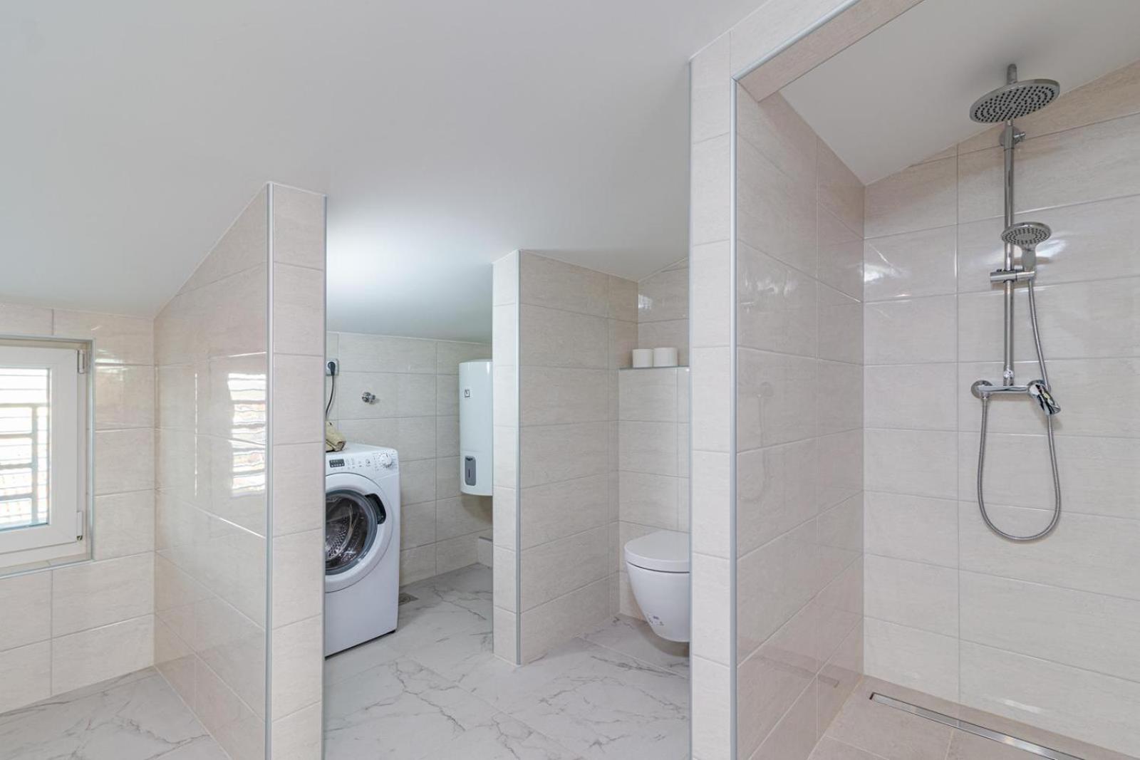 Beautiful 6 bedroom villa in Valbandon