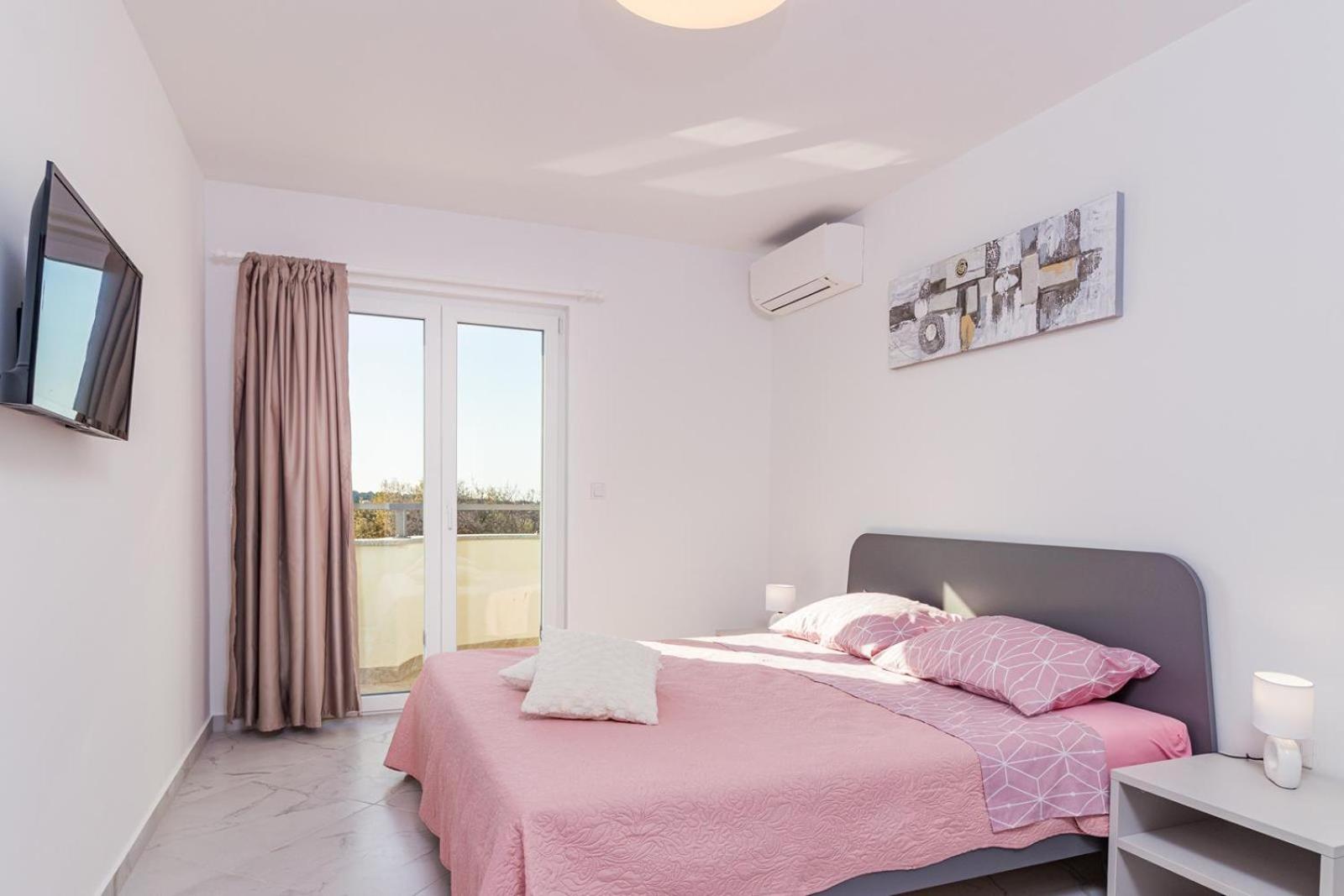 Beautiful 6 bedroom villa in Valbandon