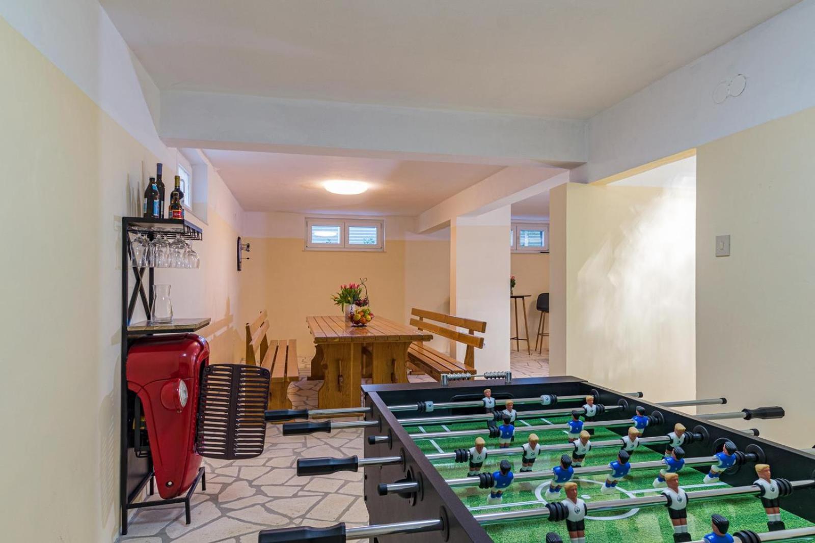 Beautiful 6 bedroom villa in Valbandon