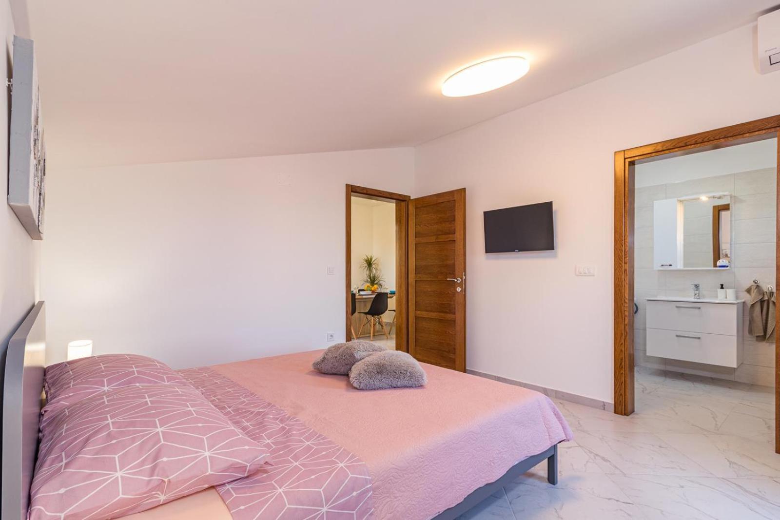 Beautiful 6 bedroom villa in Valbandon