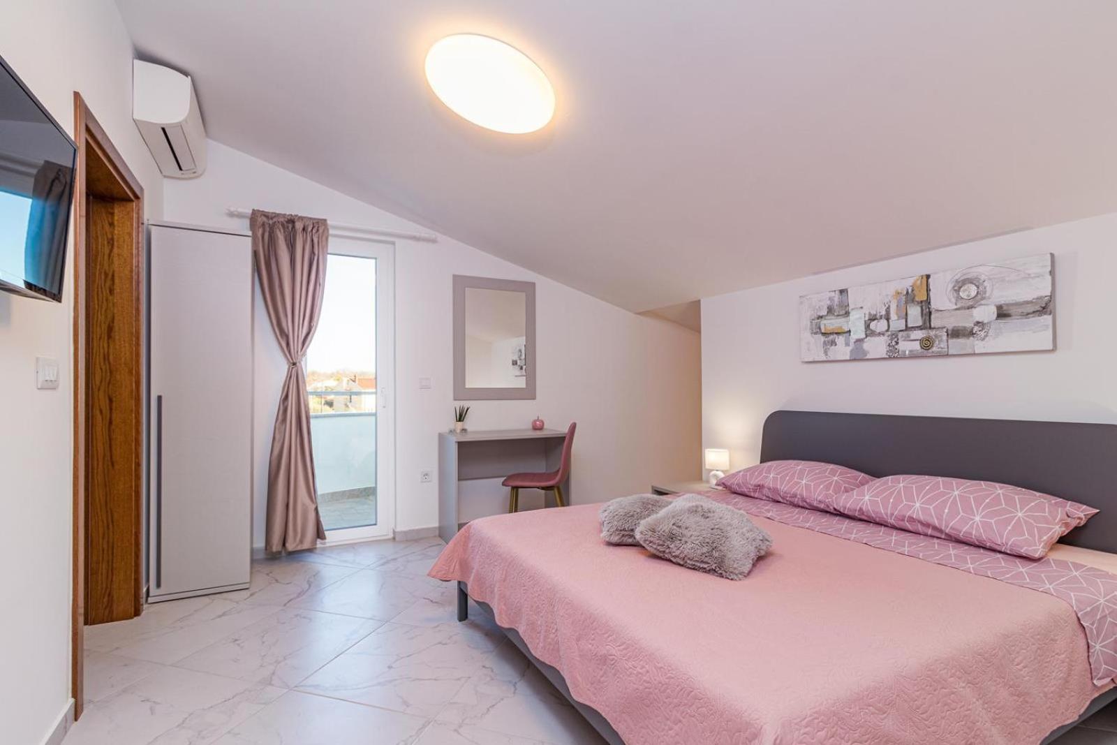 Beautiful 6 bedroom villa in Valbandon