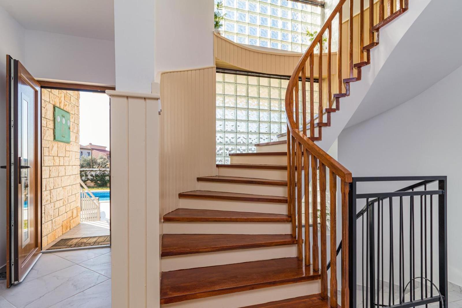 Beautiful 6 bedroom villa in Valbandon