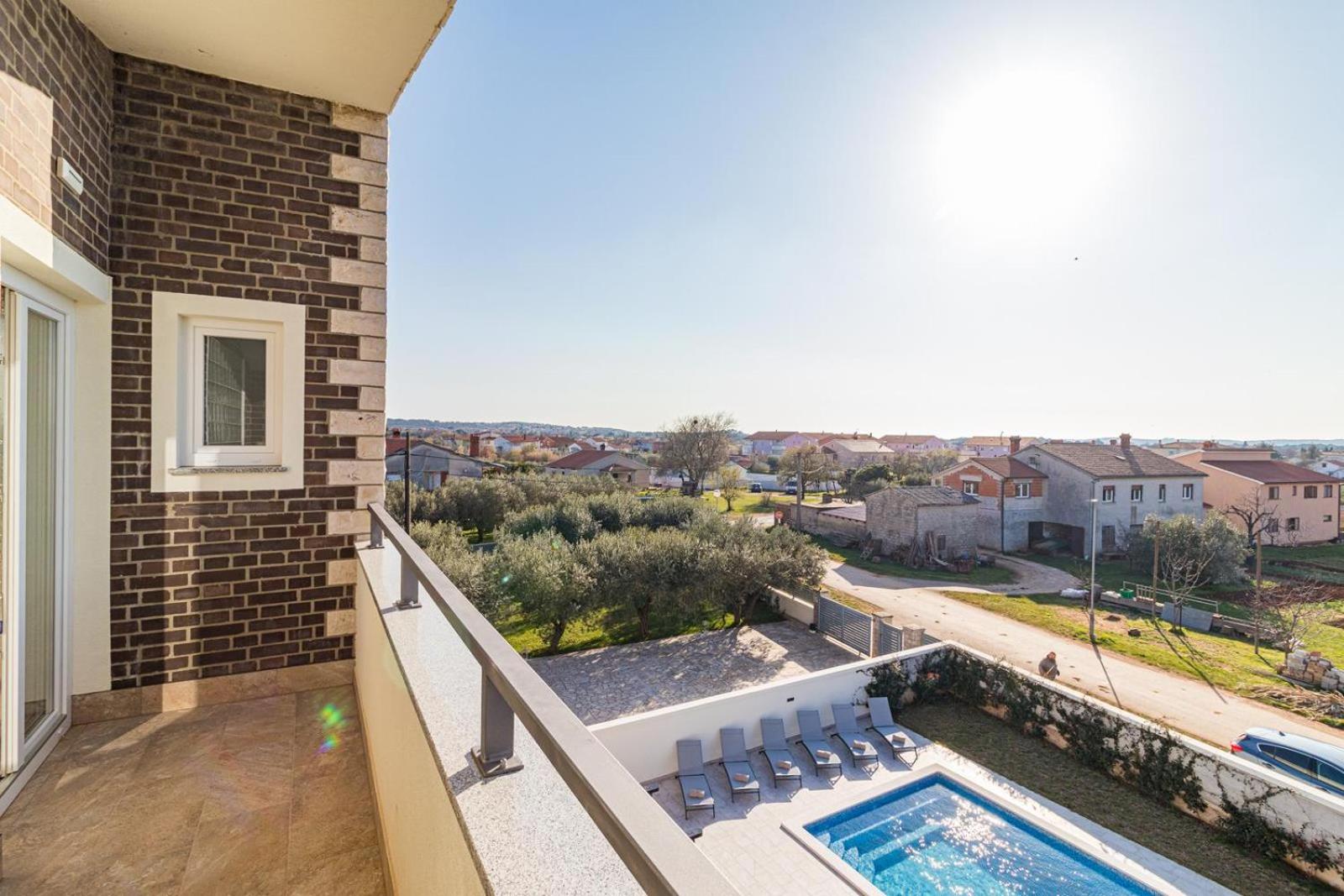 Beautiful 6 bedroom villa in Valbandon