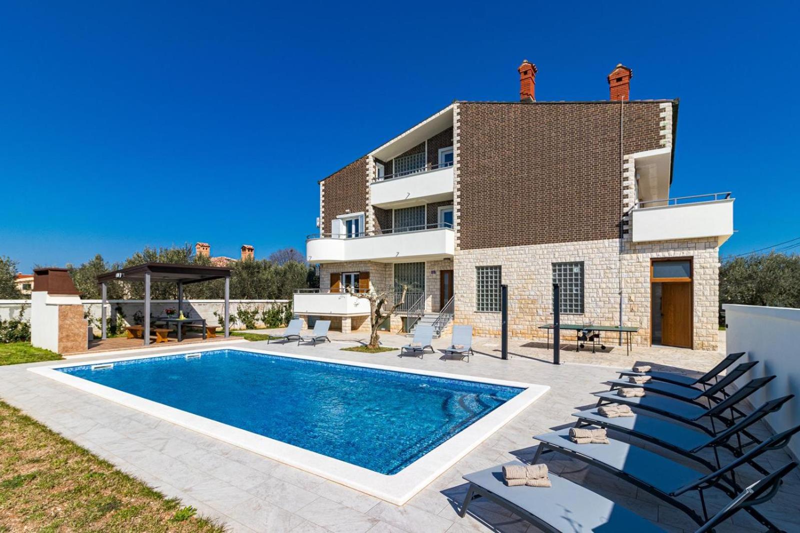 Beautiful 6 bedroom villa in Valbandon
