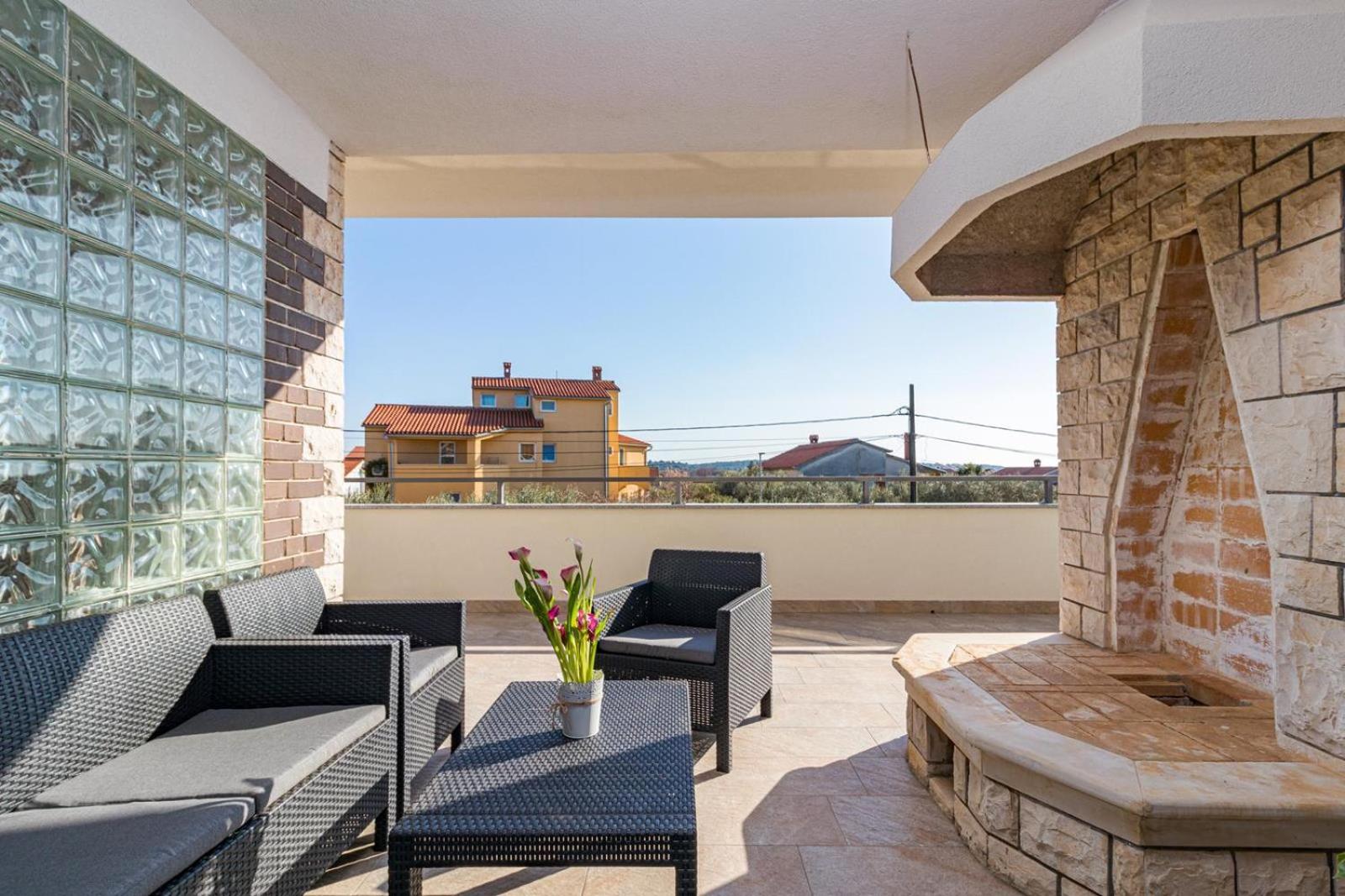 Beautiful 6 bedroom villa in Valbandon