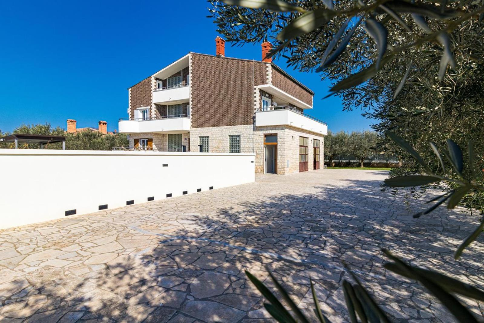 Beautiful 6 bedroom villa in Valbandon