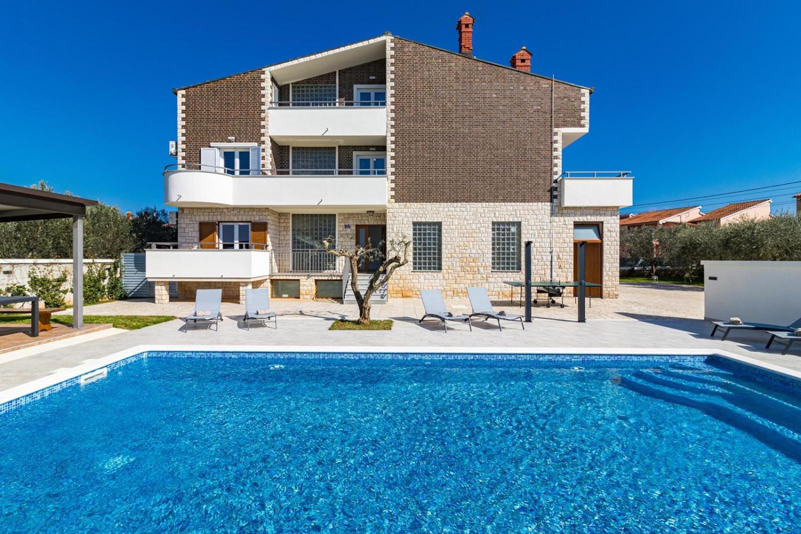 Beautiful 6 bedroom villa in Valbandon