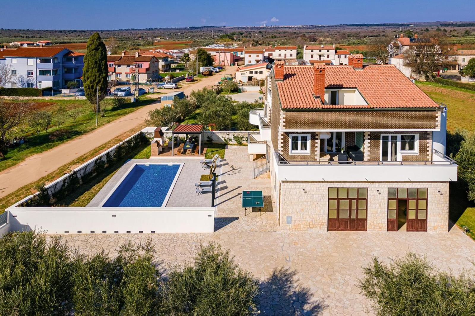 Beautiful 6 bedroom villa in Valbandon