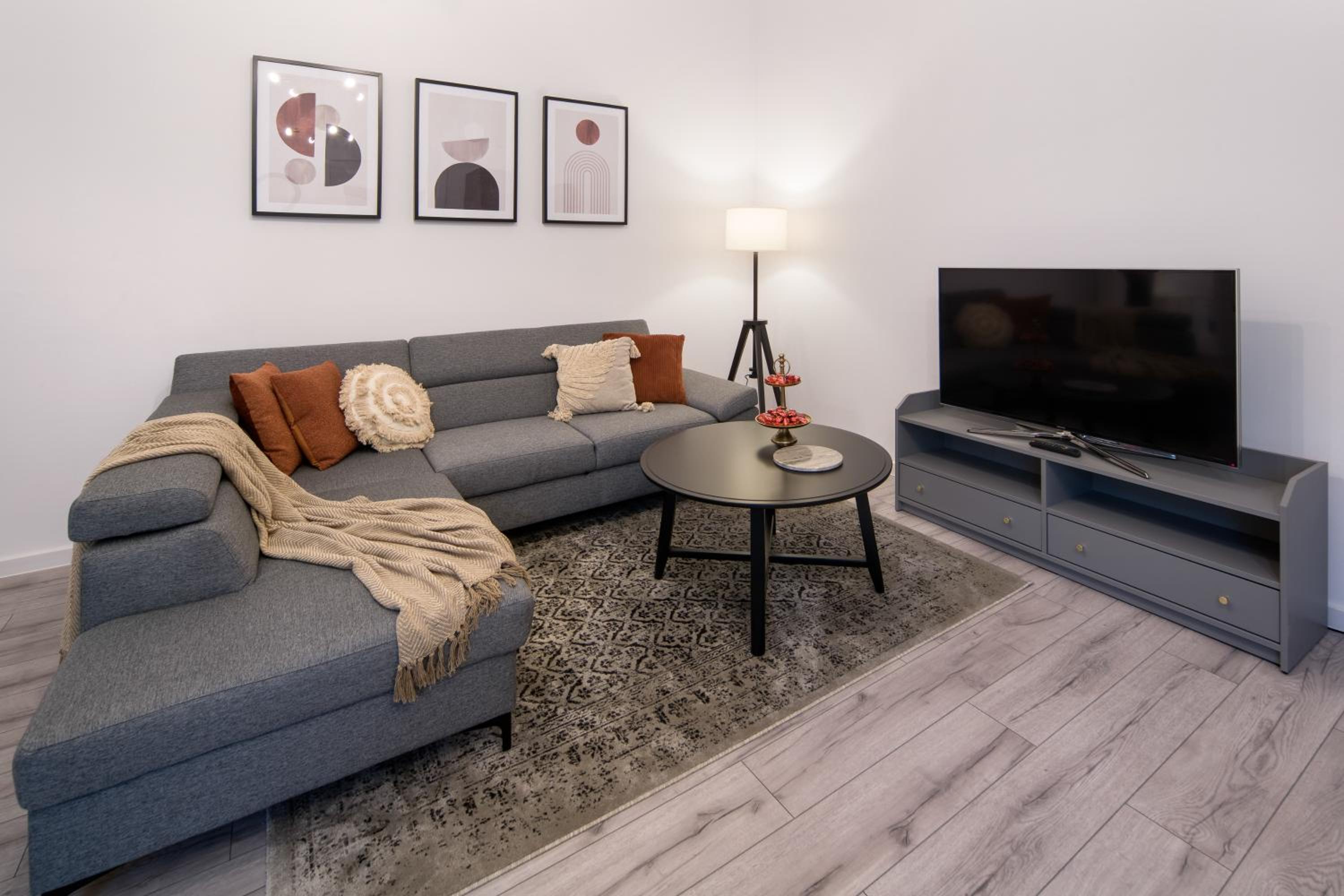 WAWELOVE Piłsudskiego - 3 bedroom apt. with balcony and free parking!