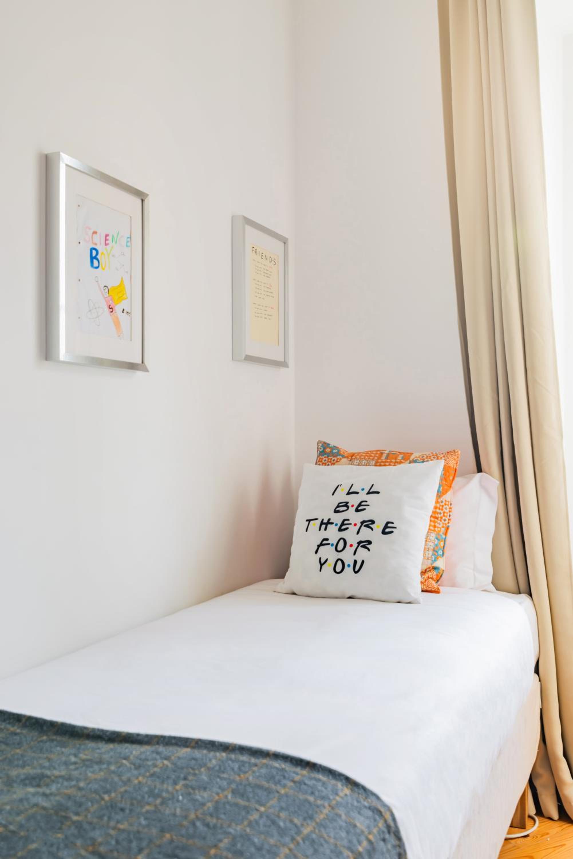 Monica's Place: a Friends' Inspired Apartment view 2