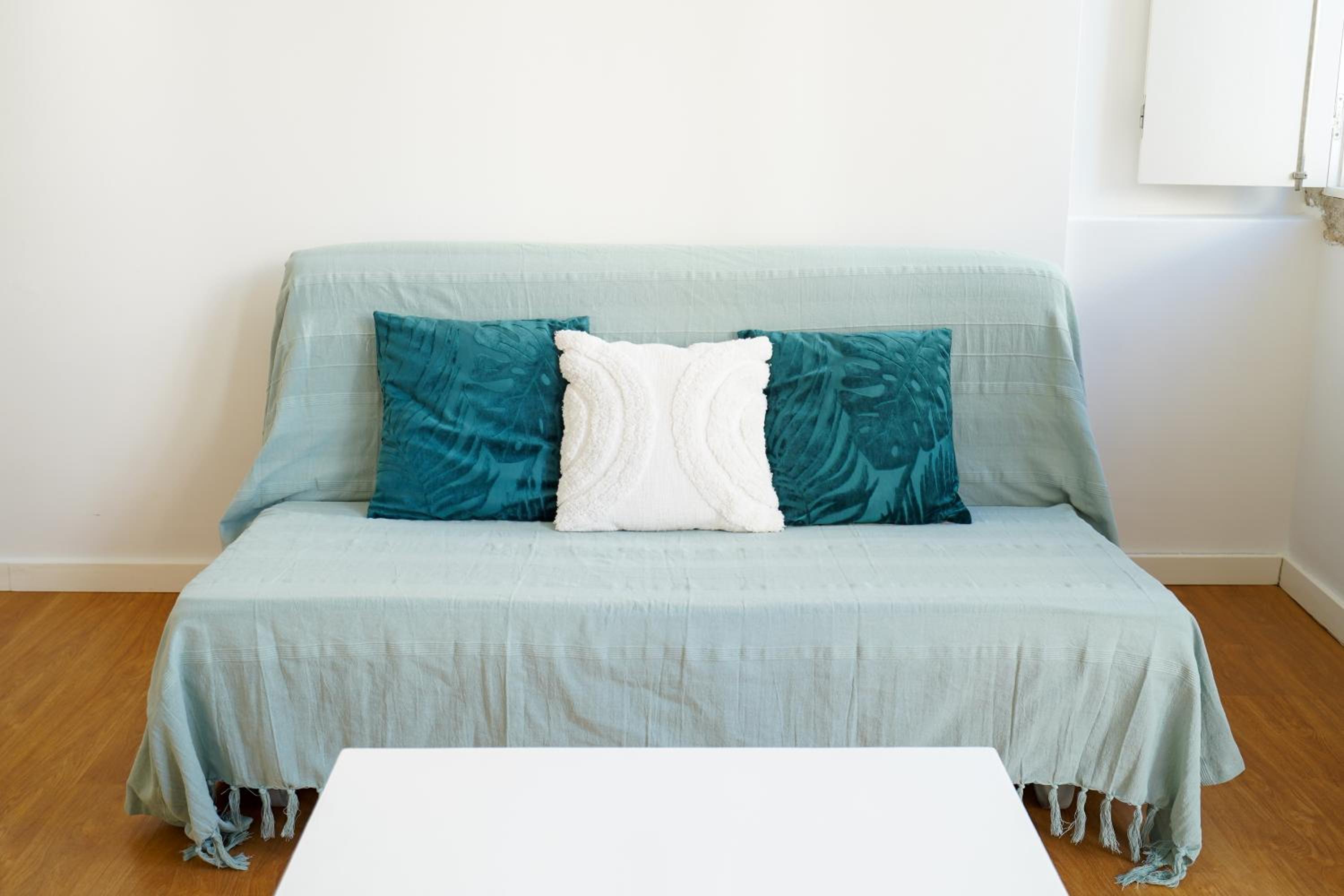 Upstairs Apartment in Mint house - Beach nearby, Balcony and Electric standing desk for remote work view 4