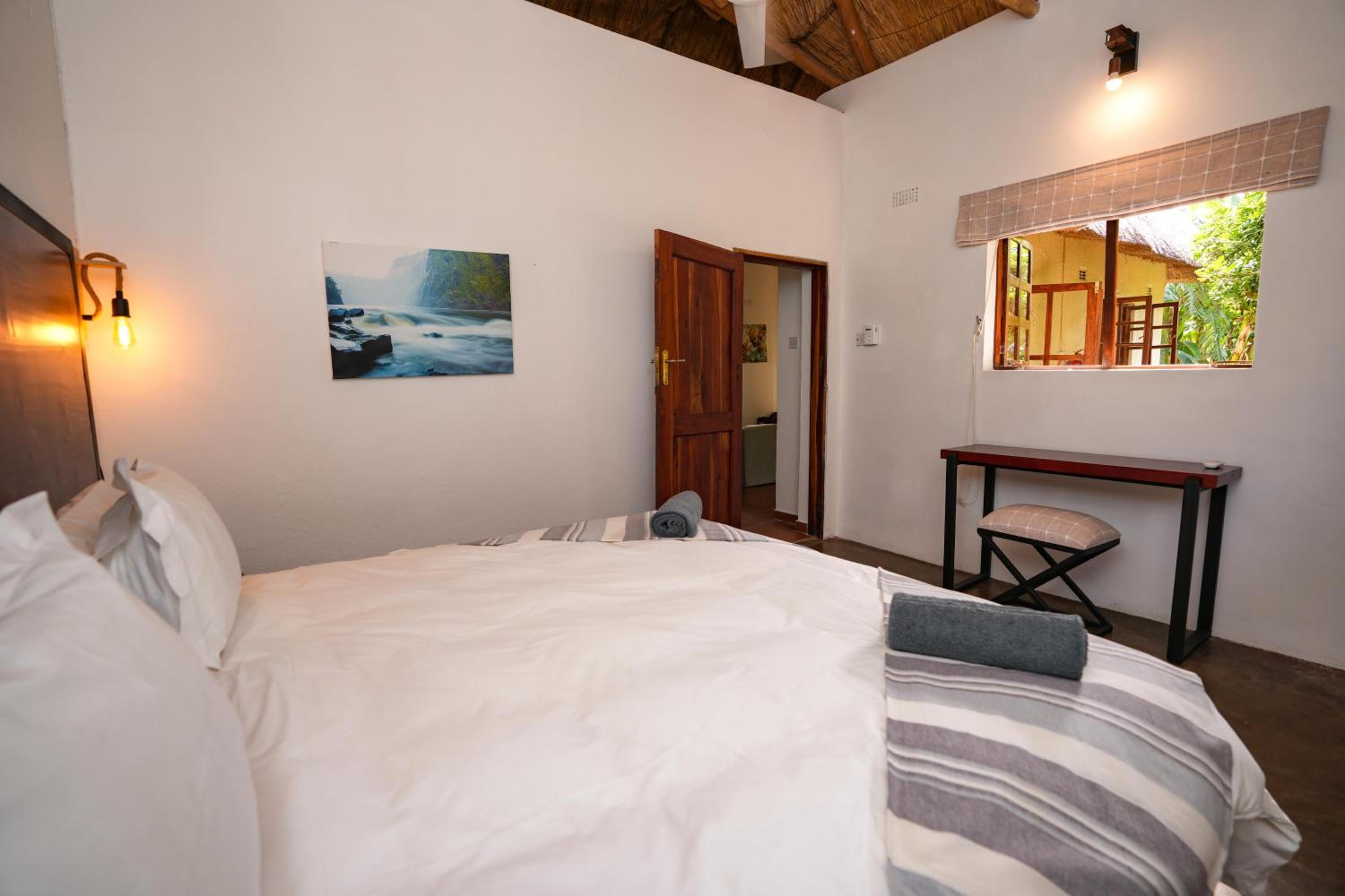 2 bed apartment with pool - 2126