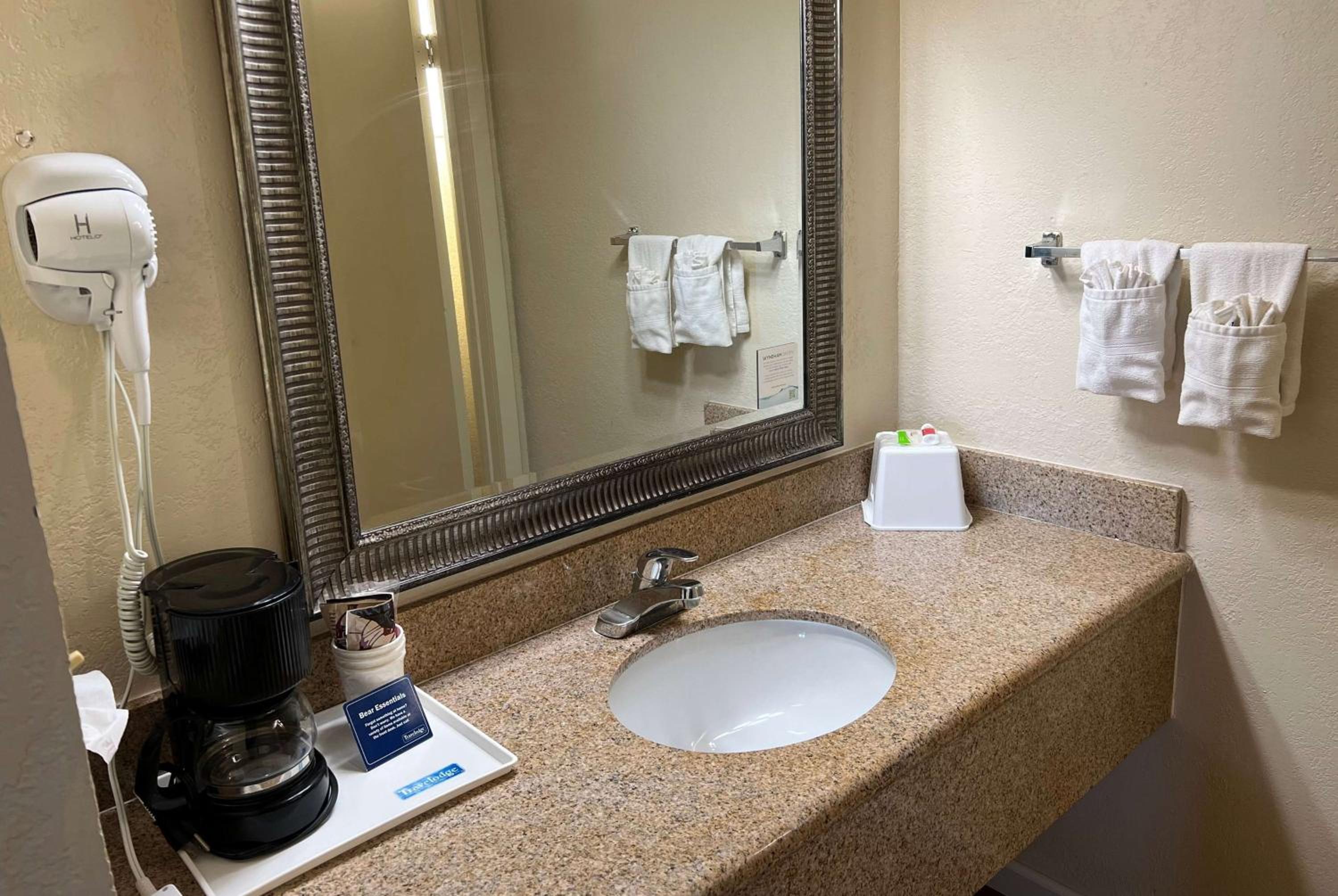 Holbrook Vacations - Travelodge by Wyndham Holbrook - Property Image 2