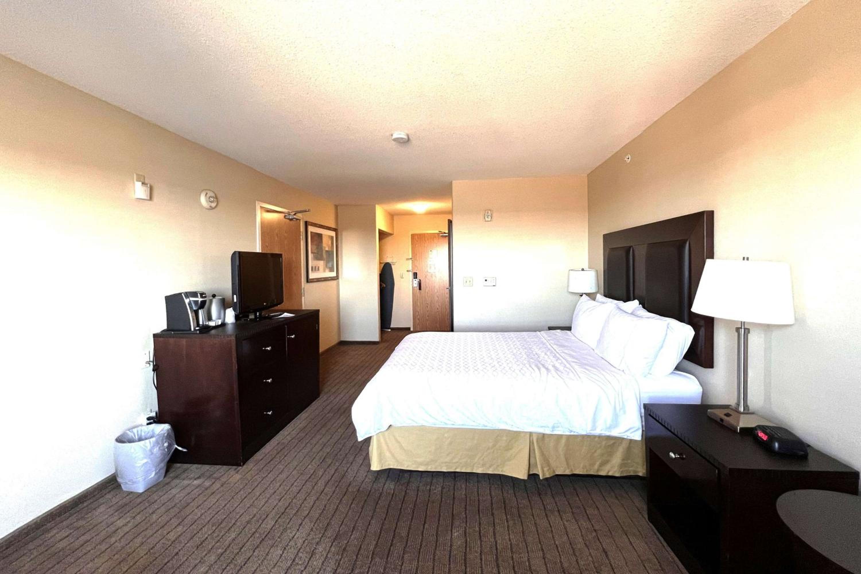 Prince Albert Vacations - Ramada by Wyndham Prince Albert - Property Image 4