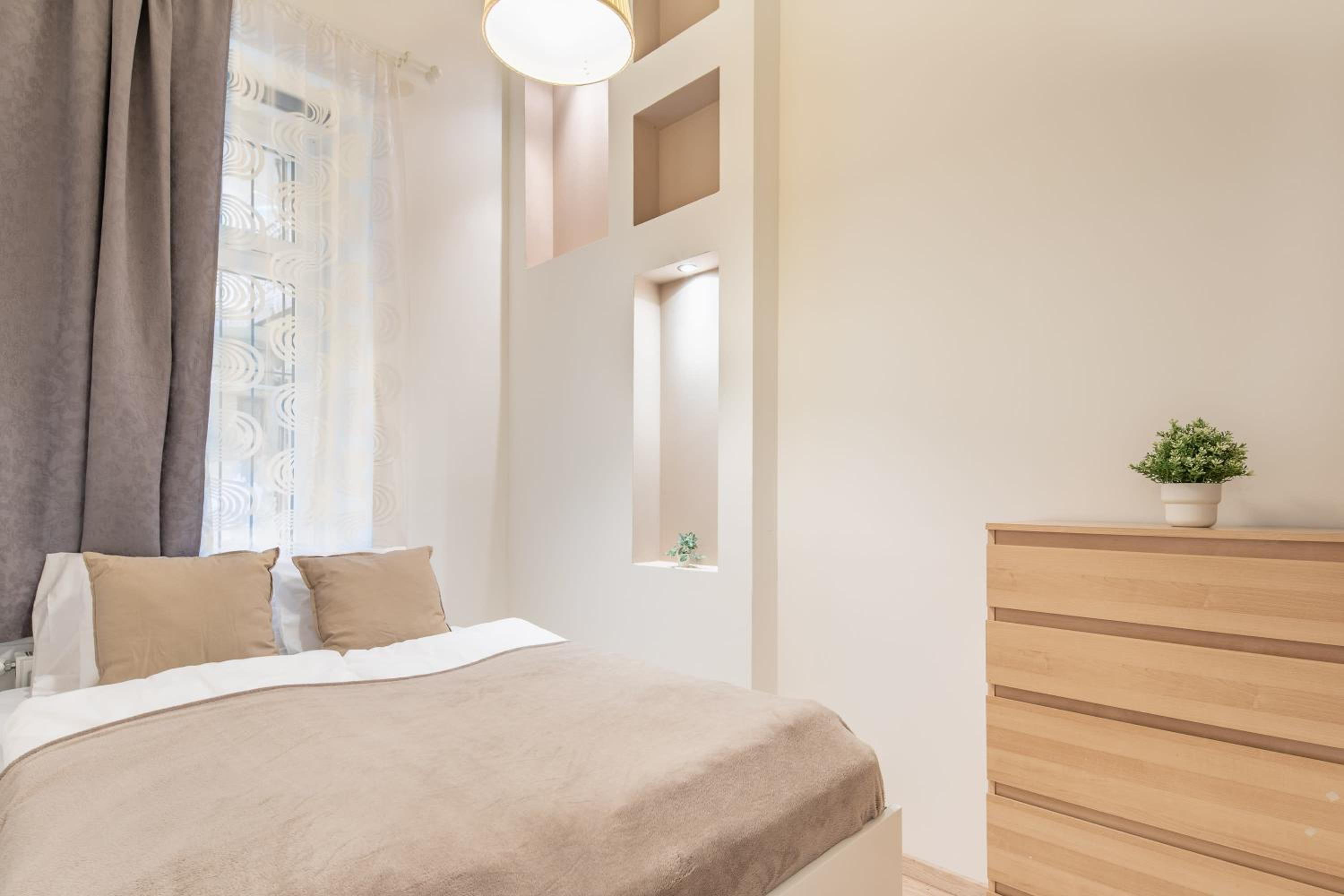 Central and Cute with 3 rooms and AC view 2