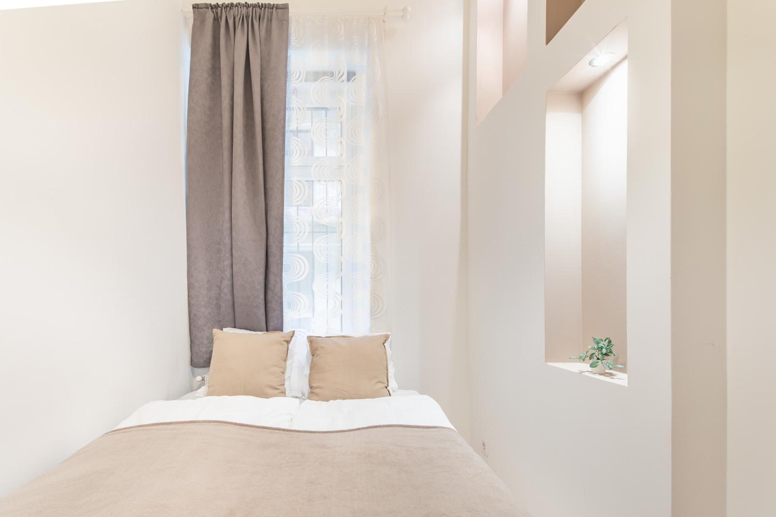 Central and Cute with 3 rooms and AC view 5