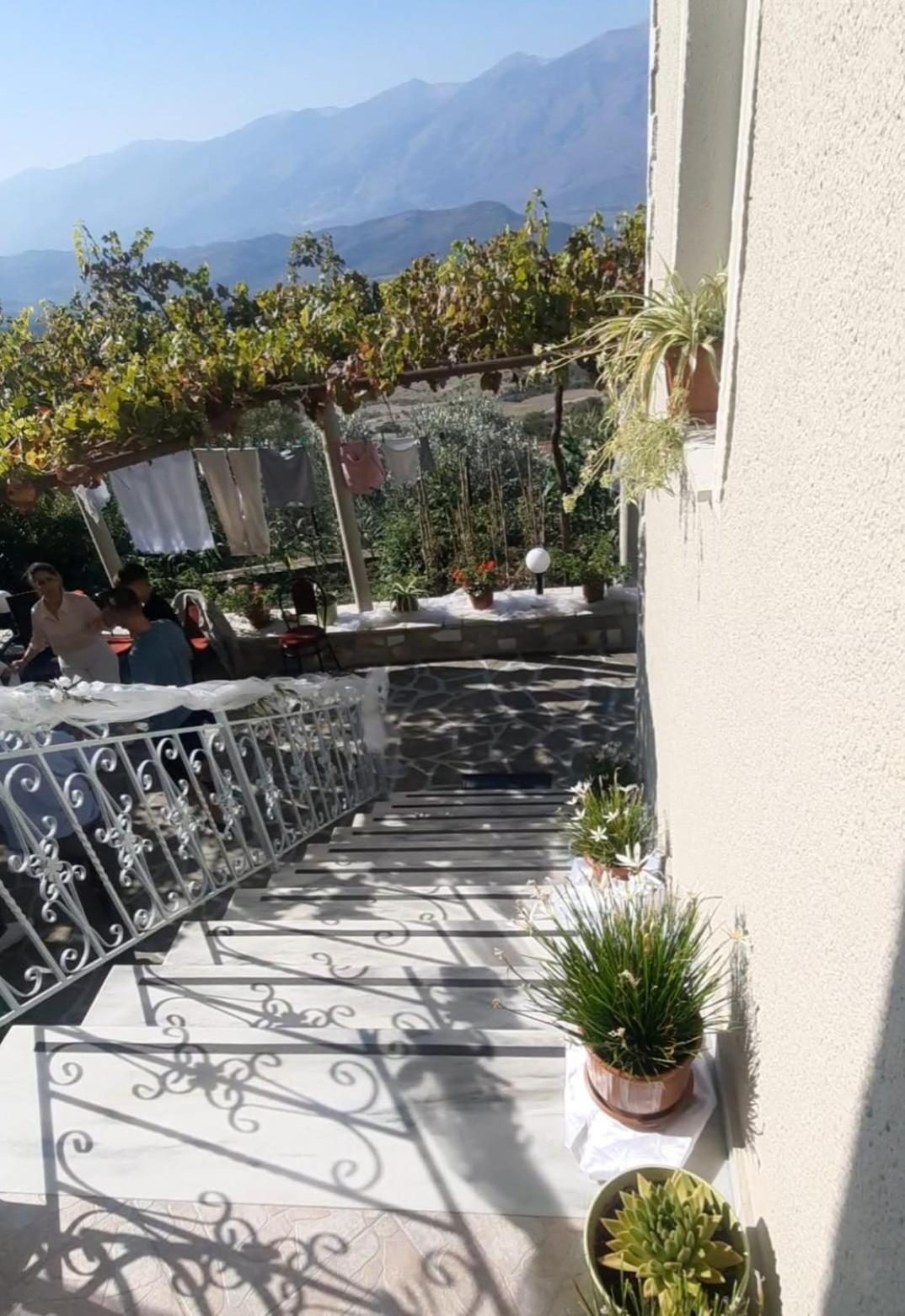 Guest House Xhelili
