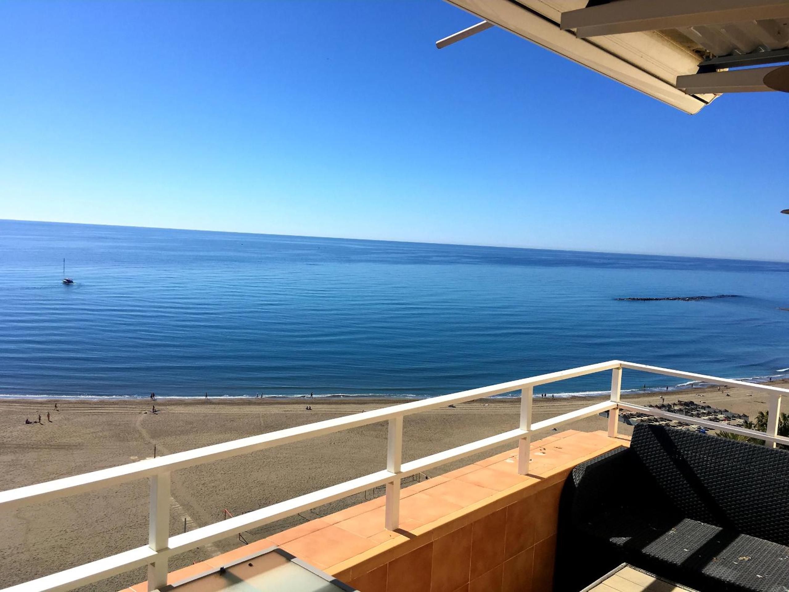 Deluxe penthouse with sea views near Puerto Marina