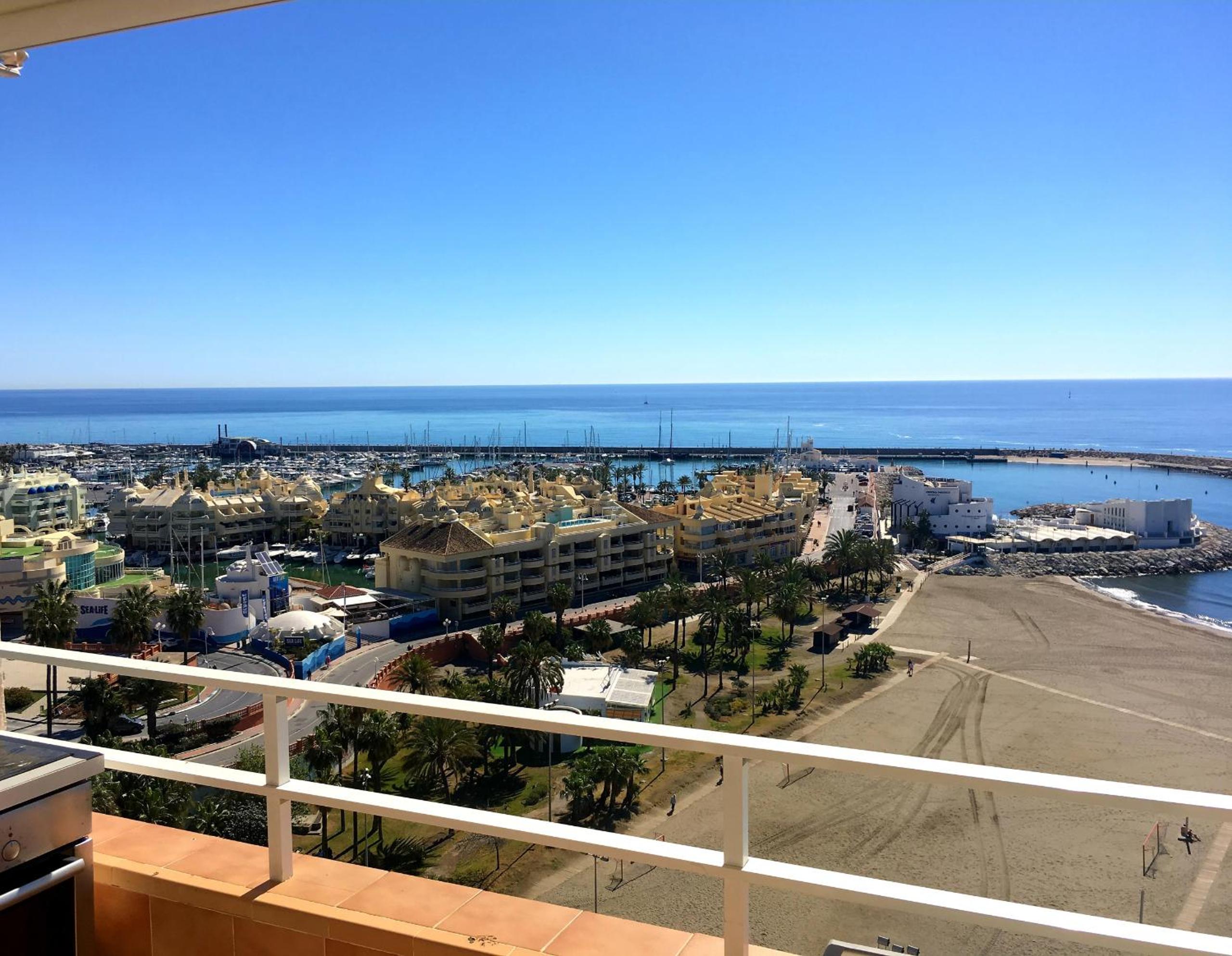 Deluxe penthouse with sea views near Puerto Marina