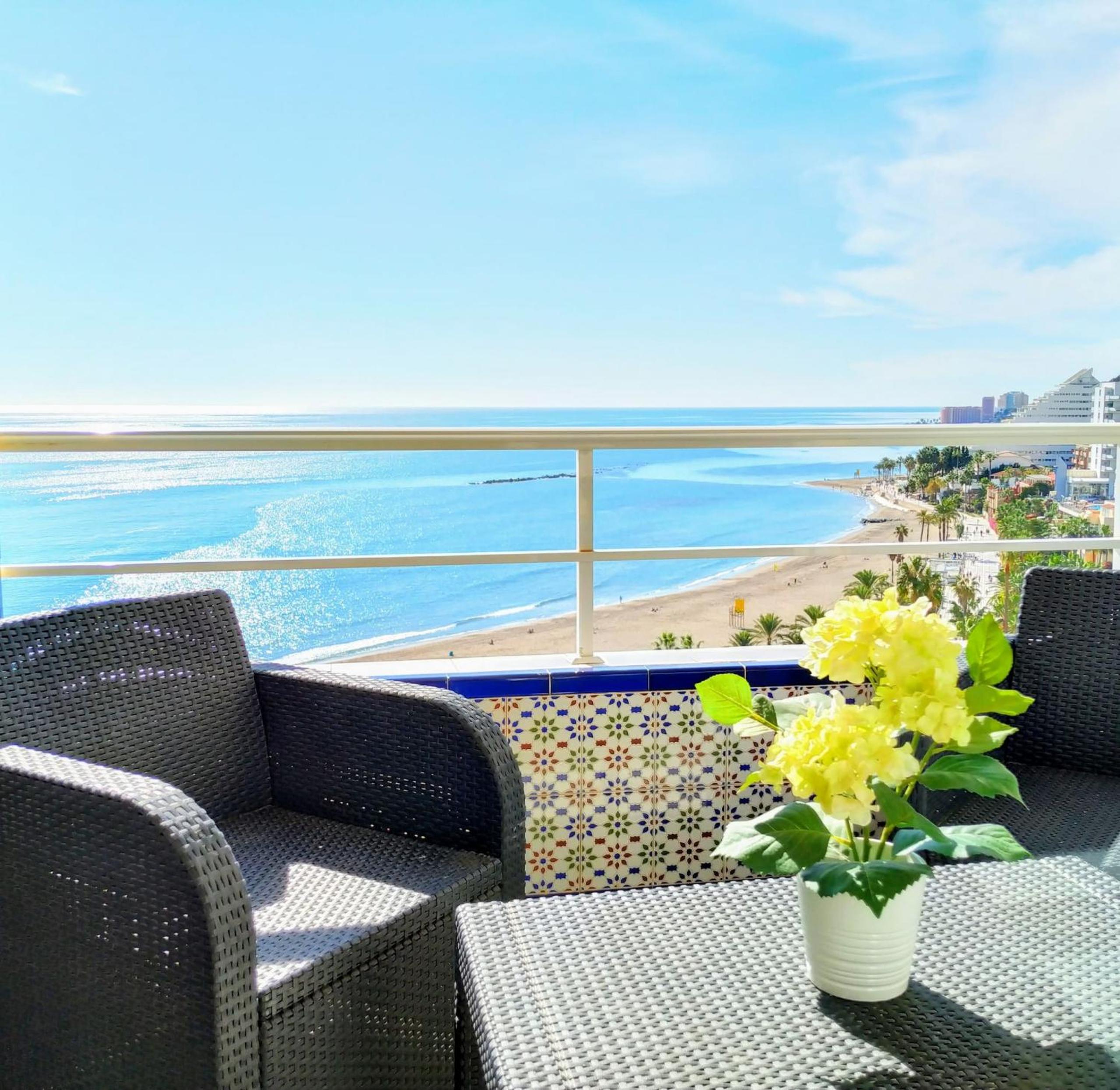 Deluxe penthouse with sea views near Puerto Marina