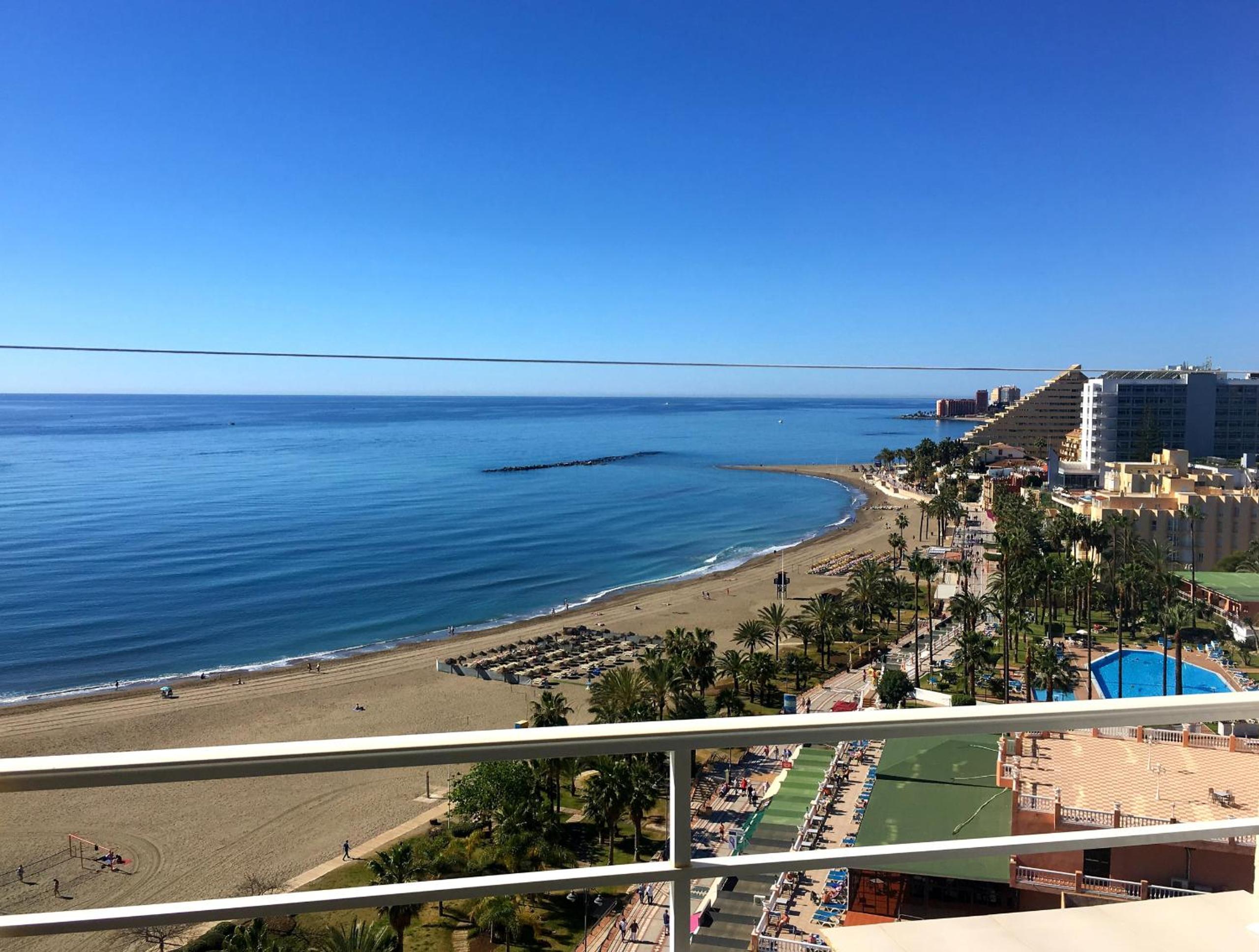 Deluxe penthouse with sea views near Puerto Marina