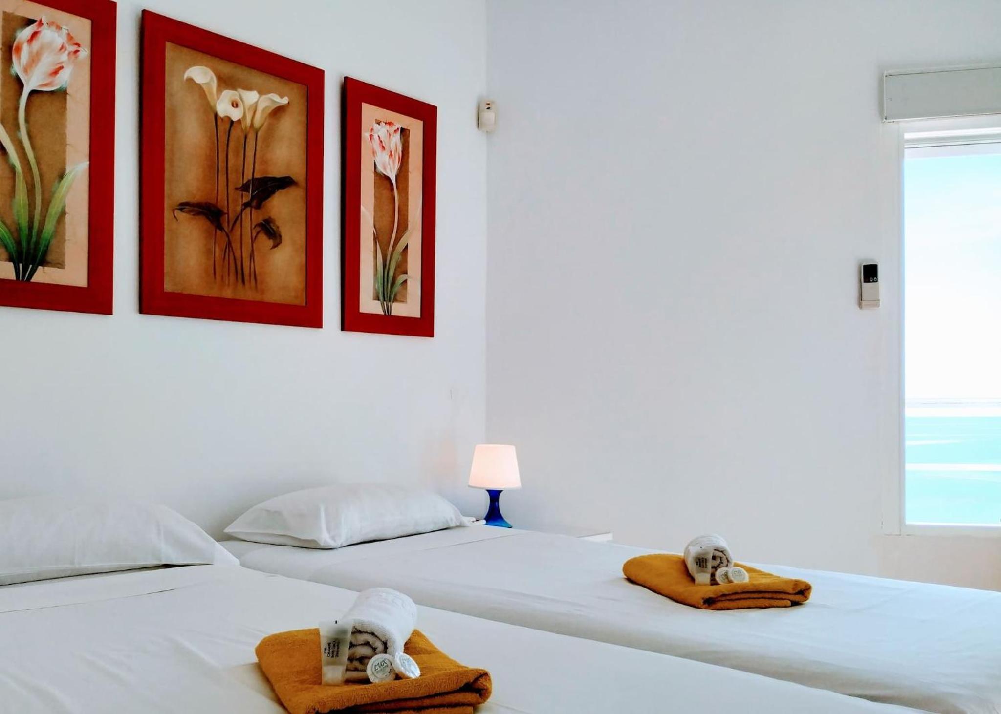 Deluxe penthouse with sea views near Puerto Marina