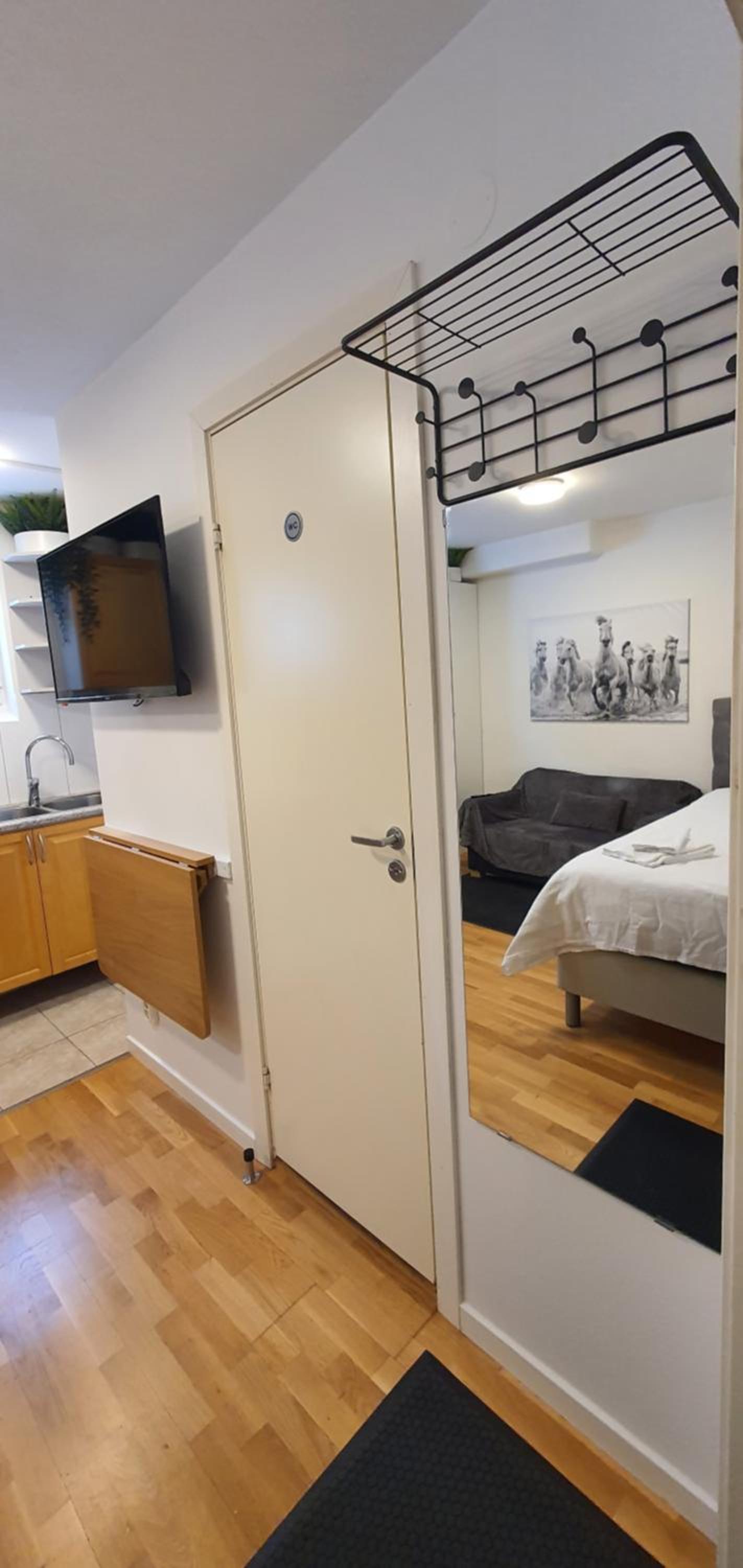Studio apartment near metro and forest!