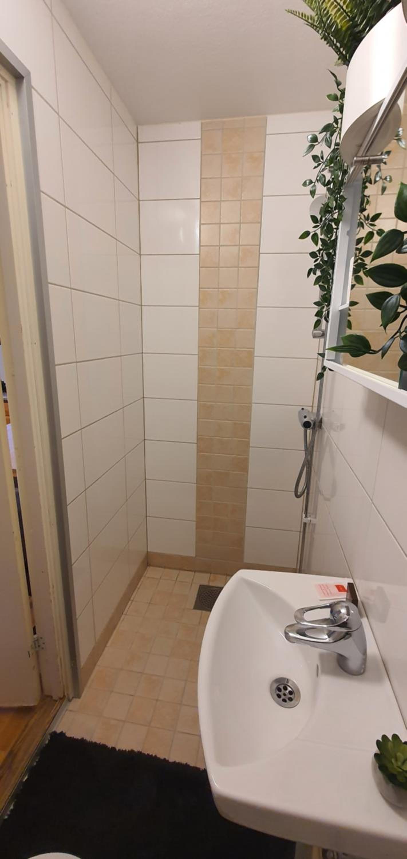 Studio apartment near metro and forest!