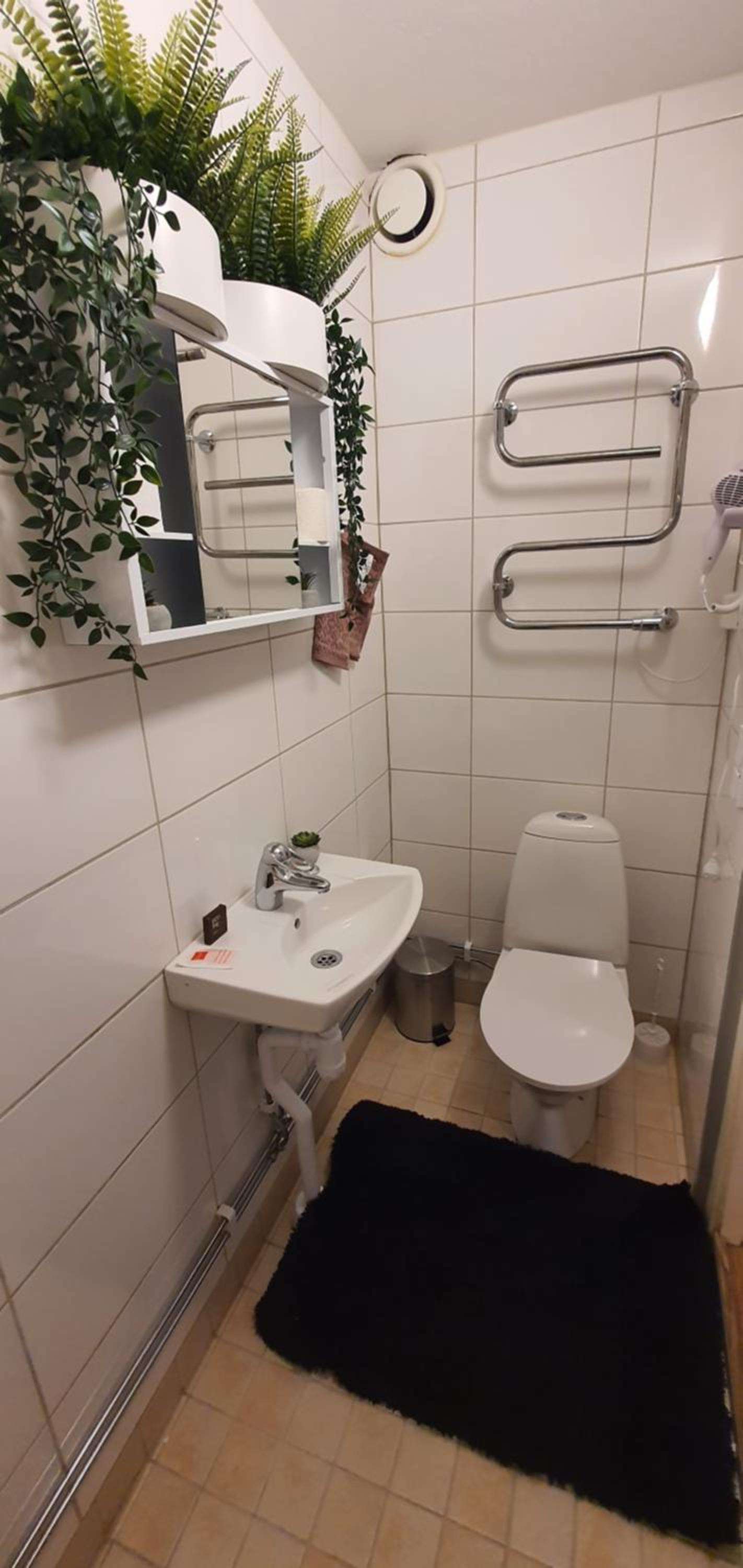 Studio apartment near metro and forest!