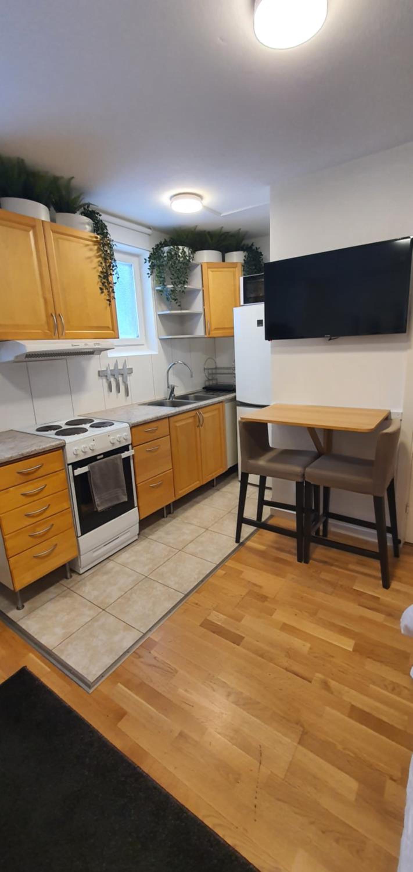 Studio apartment near metro and forest!