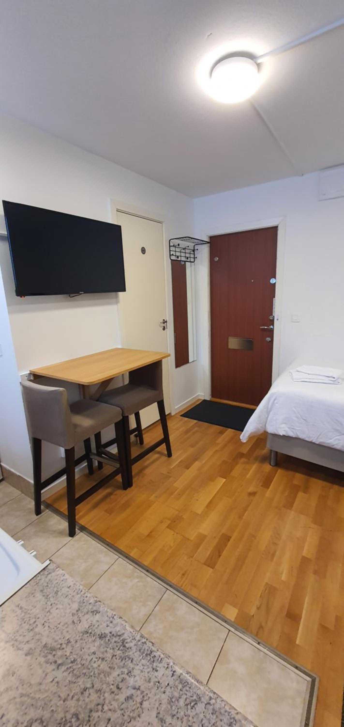 Studio apartment near metro and forest!