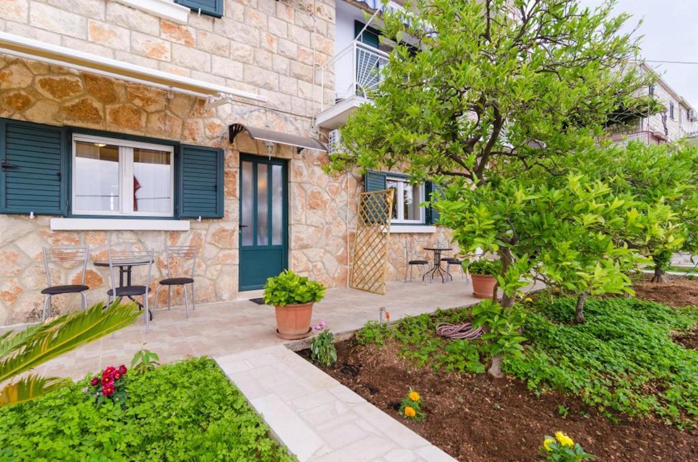 Hotel Apartments Lena & Lara - Image 1